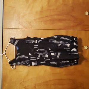 Simply Vera Black and white sleeveless summer dress with pockets perfect for sun